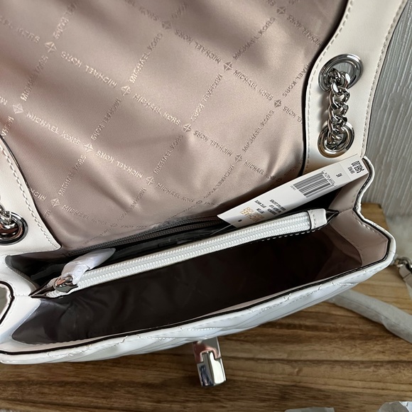 Michael Kors: Handbags - Picture 6 of 8